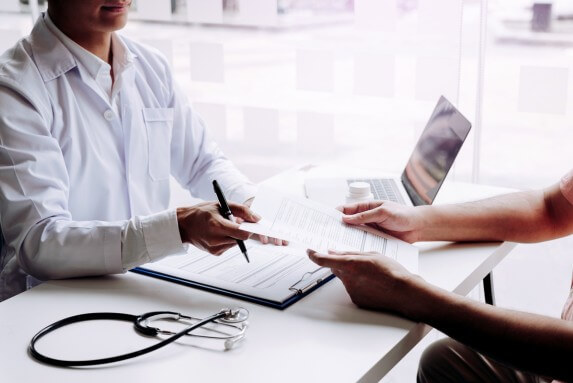 Alt Tag: Patient consulting a doctor for cold, flu, or allergy symptoms at an allergy and asthma clinic in Dubai